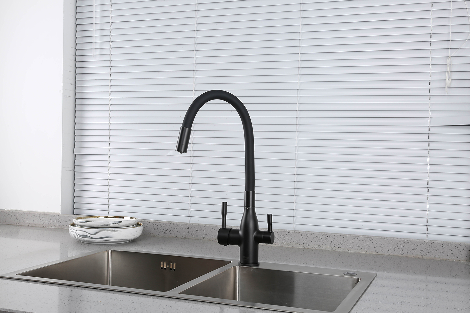 Смеситель для кухни чёрный FRAP F4396-6