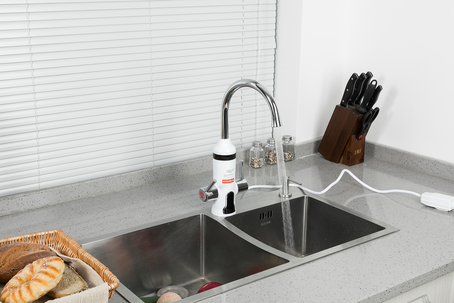 Смеситель-водонагреватель белый FRUD R81024