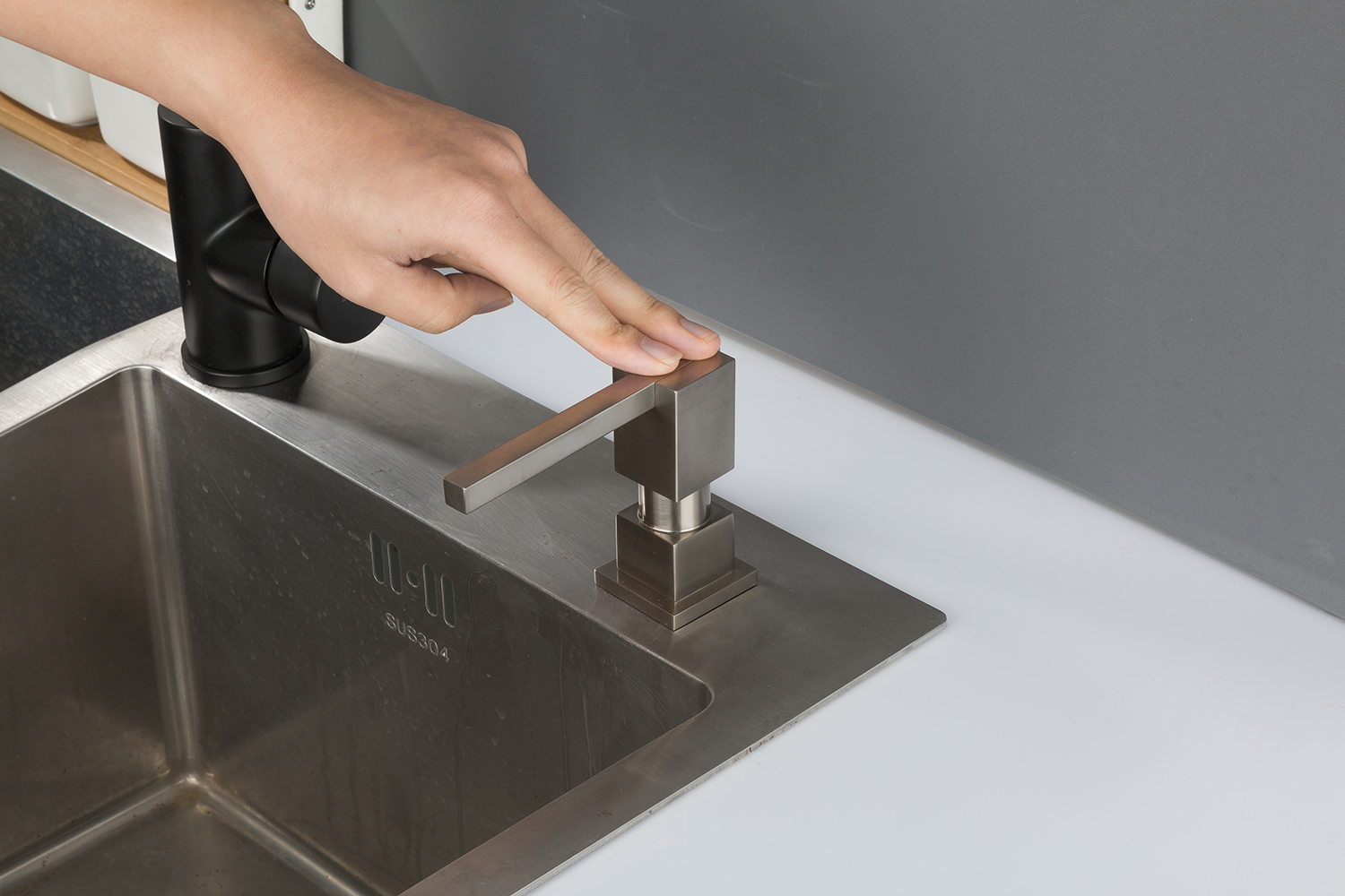 Дозатор для кухни встраиваемый сатин GAPPO G404-5