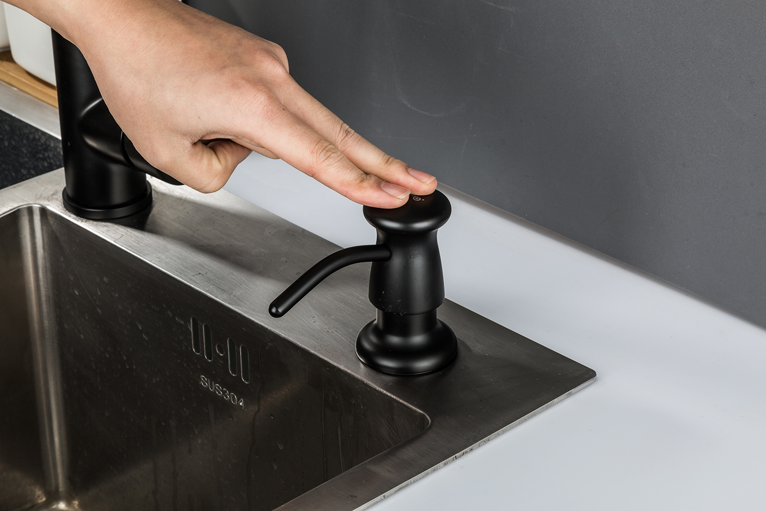 Дозатор для кухни встраиваемый черный GAPPO G403-1