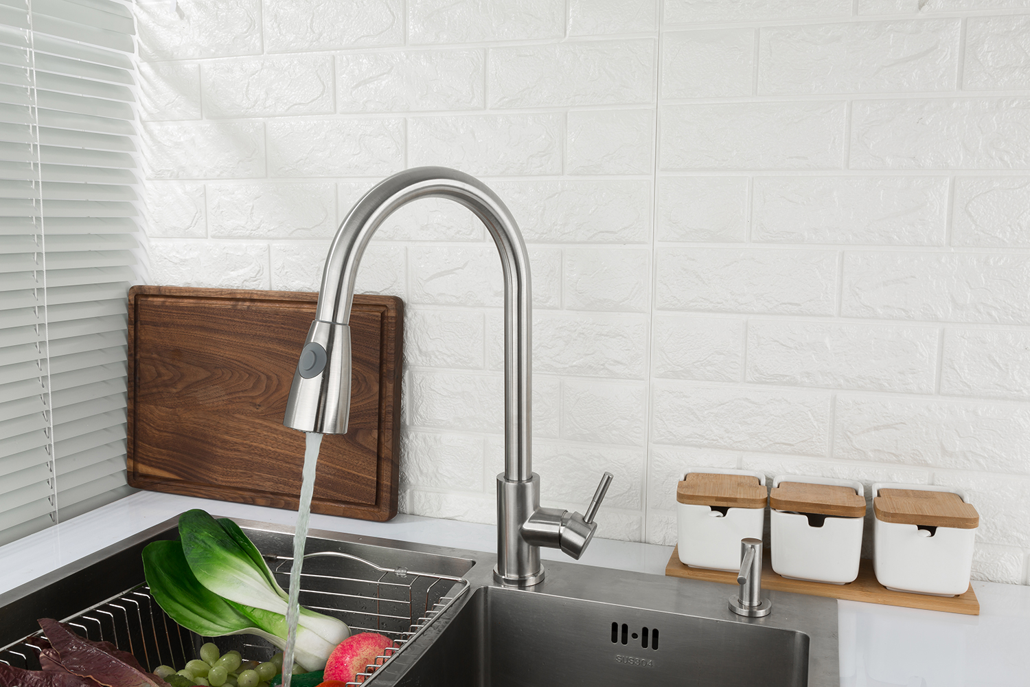 Смеситель для кухни с выдвижной лейкой FRAP F60899-1 