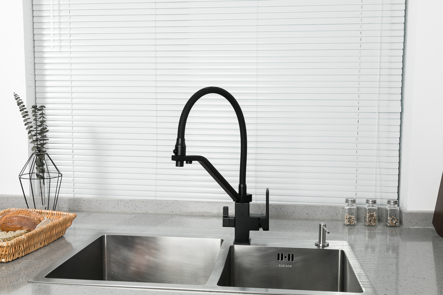 Смеситель для кухни с кнопкой для экономии воды чёрный GAPPO G4317-6