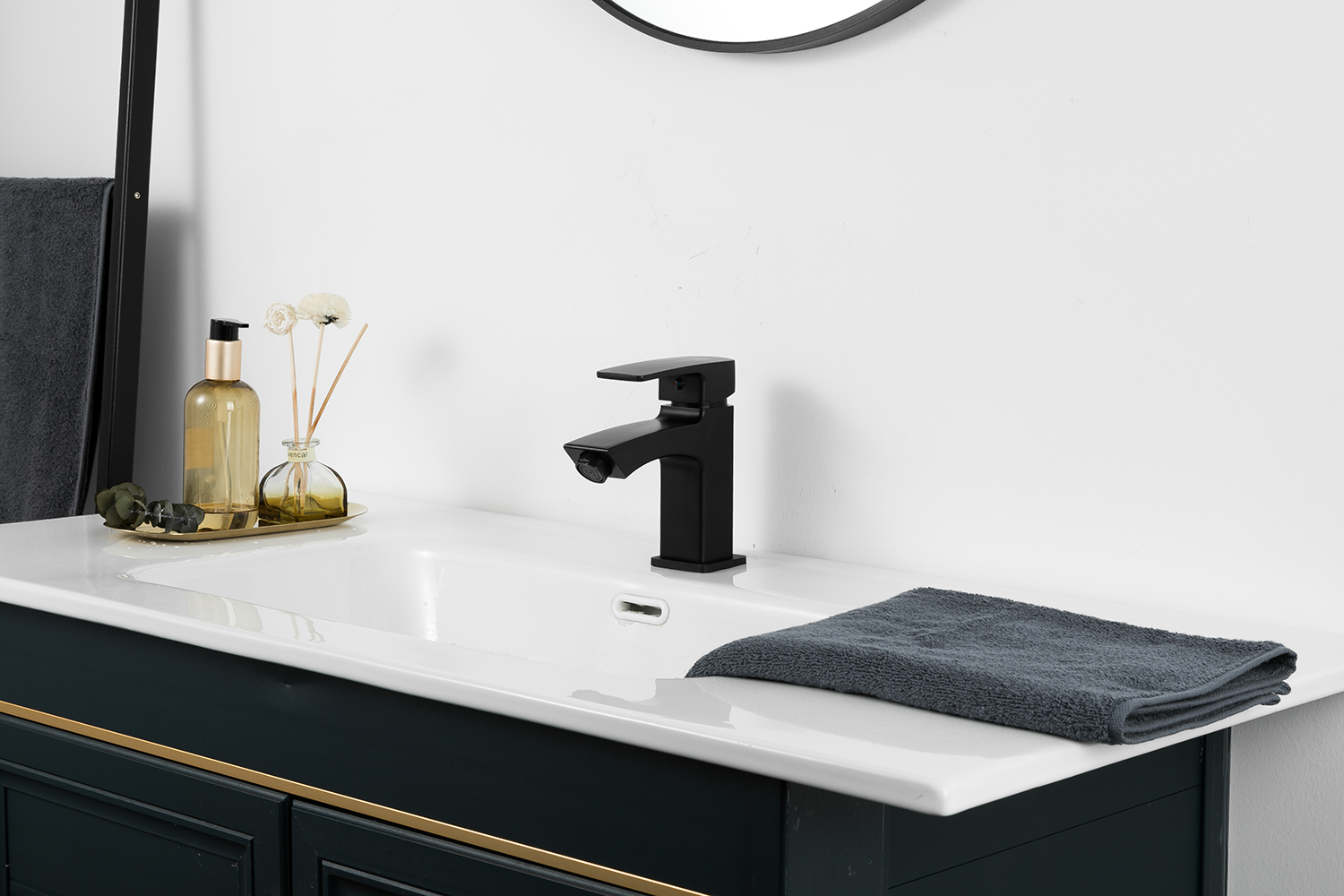 Смеситель для раковины чёрный FRUD R10152