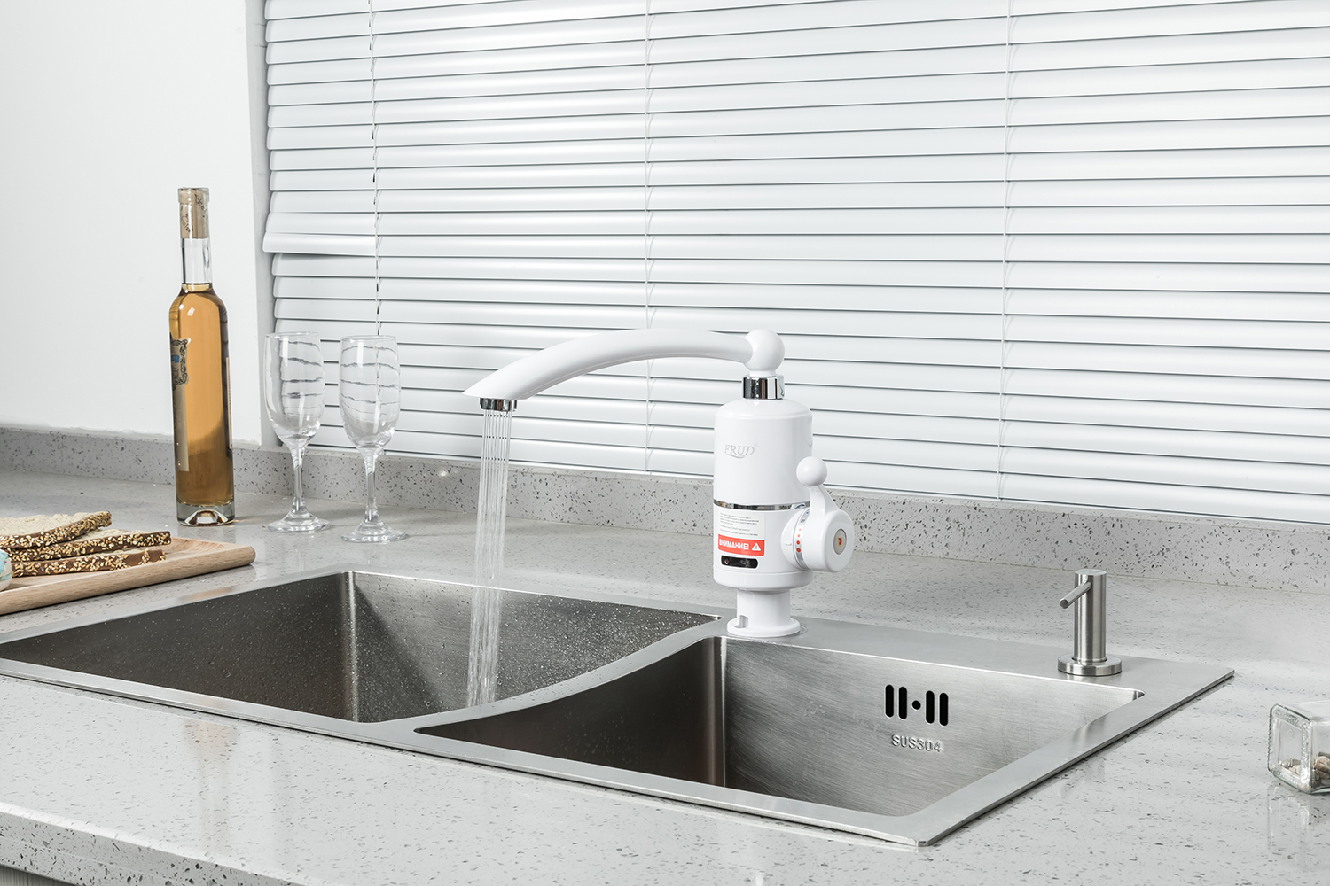 Смеситель-водонагреватель белый FRUD R81010