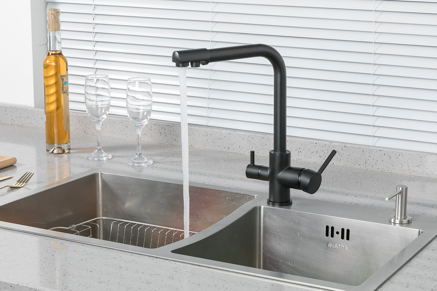 Смеситель для кухни с фильтром питьевой воды чёрный FRUD R43053-7