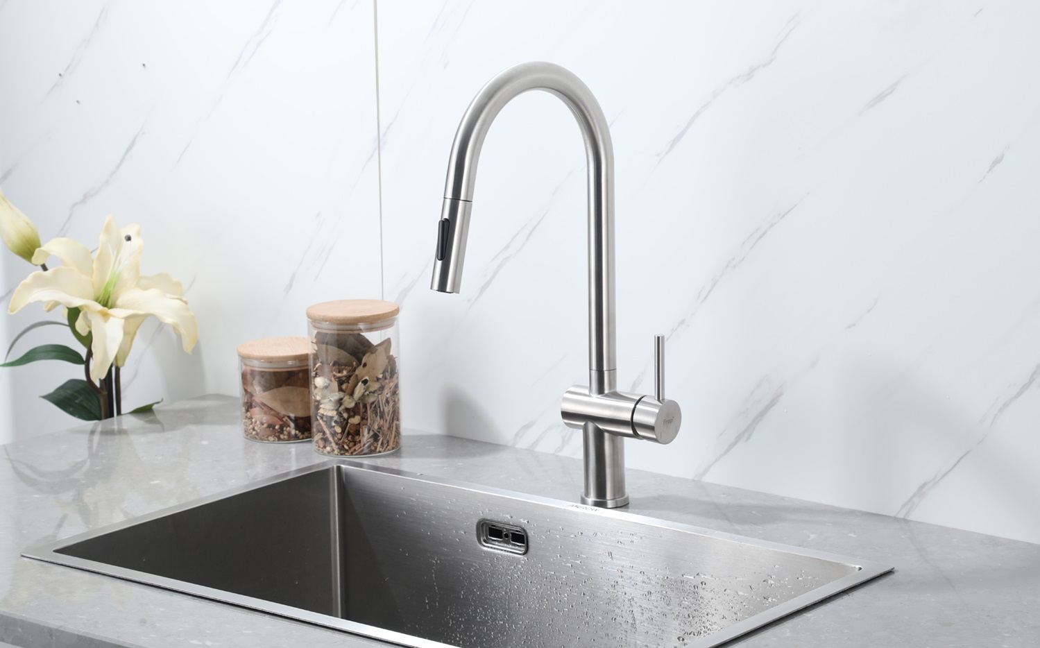 Смеситель для кухни с выдвижным изливом сатин FRAP F60807