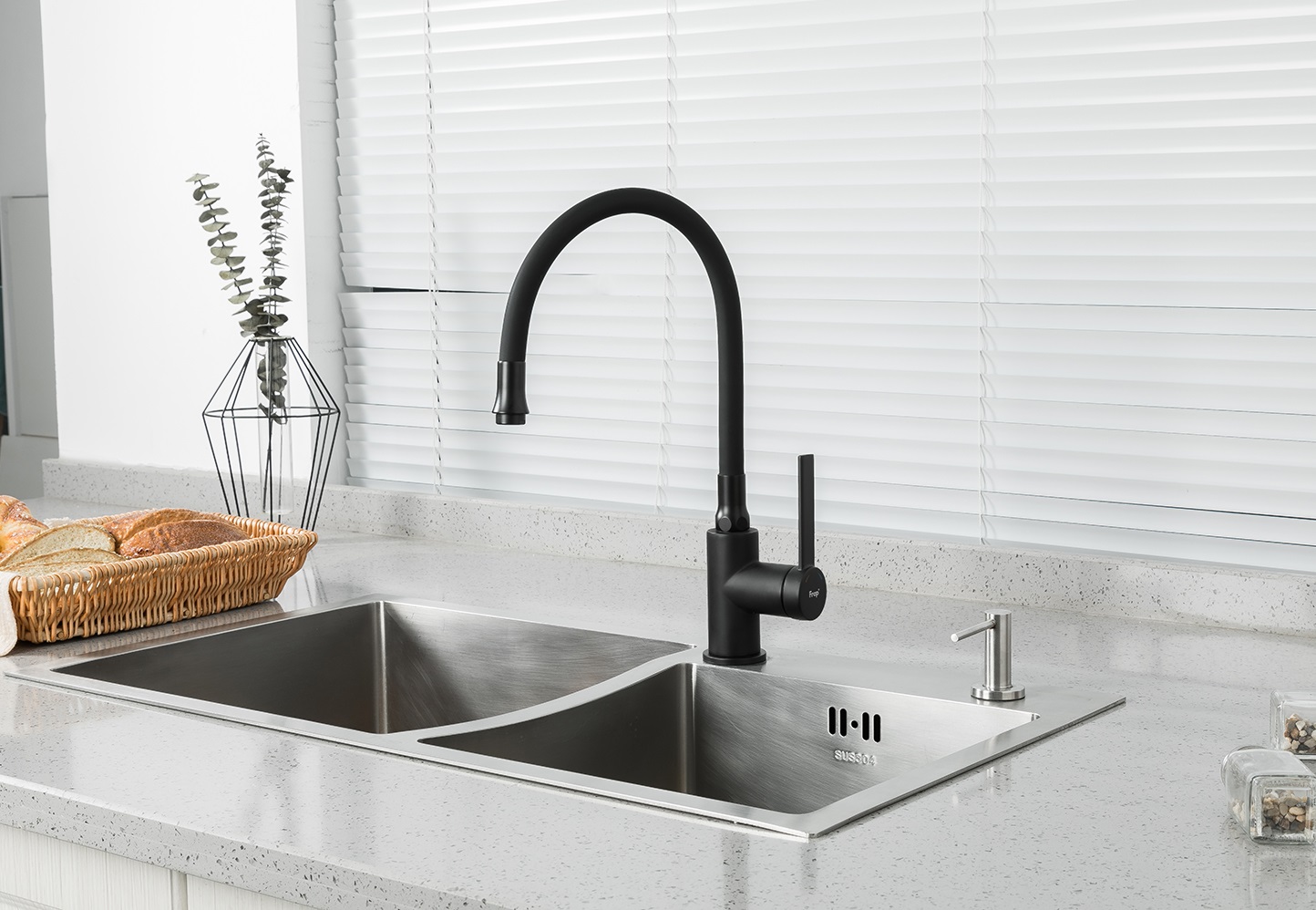 Смеситель для кухни чёрный FRAP F4067-6