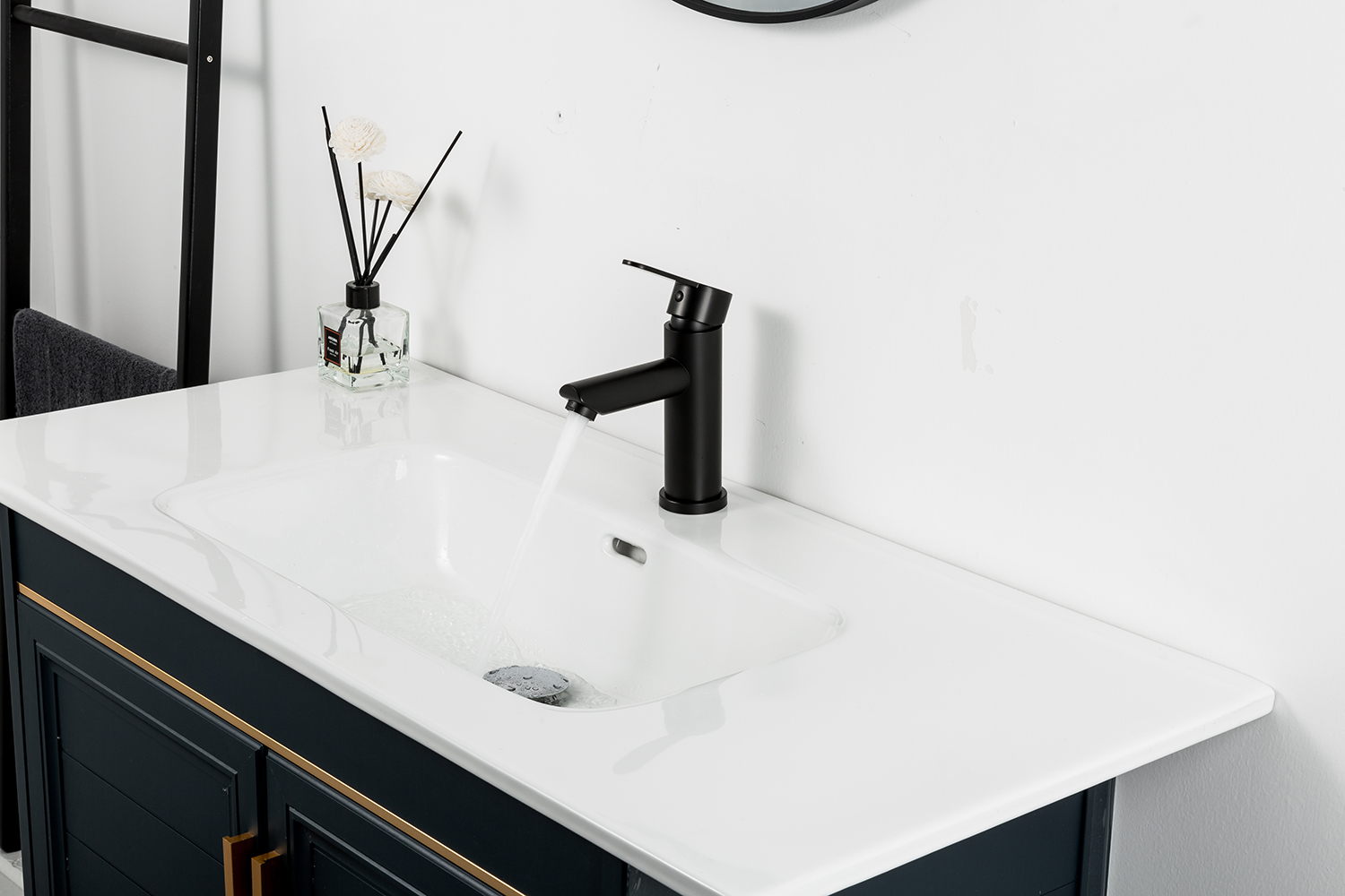 Смеситель для раковины чёрный FRAP F10801-6