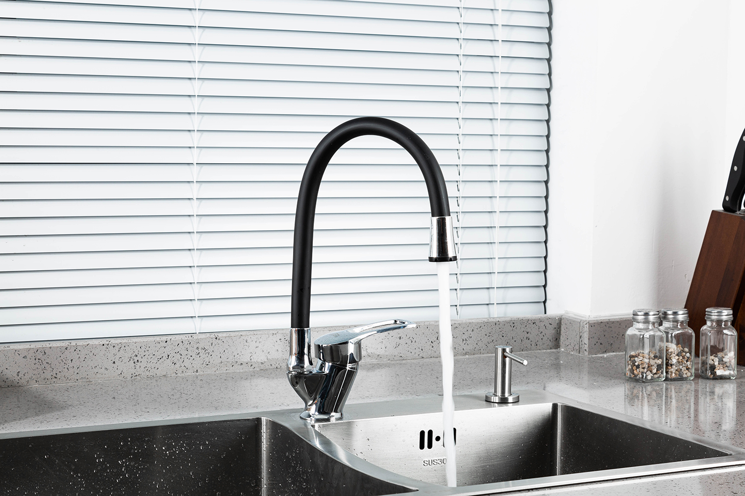 Смеситель для кухни с гибким изливом черный FRUD R41055-2