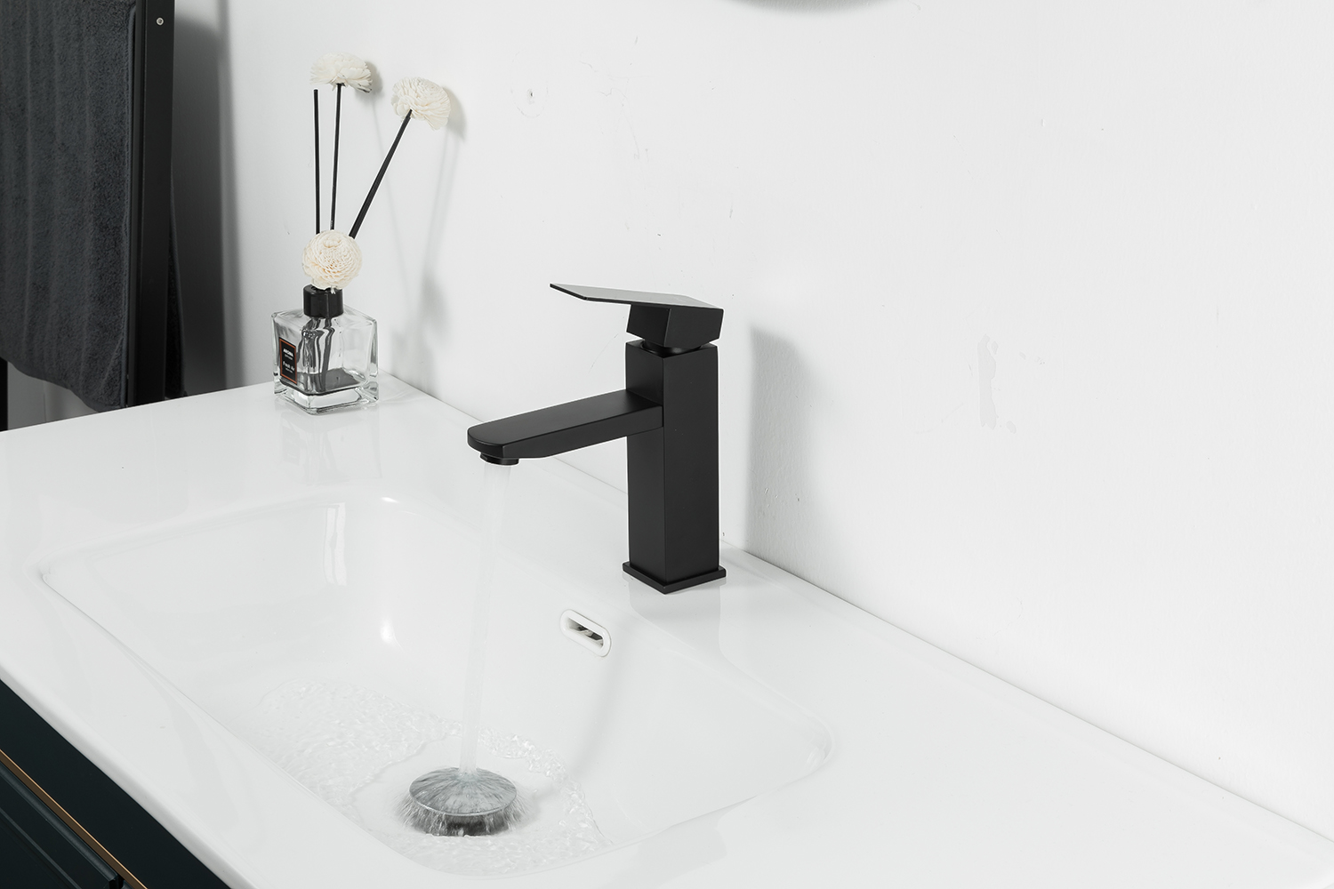 Смеситель для раковины чёрный FRAP F10802-6