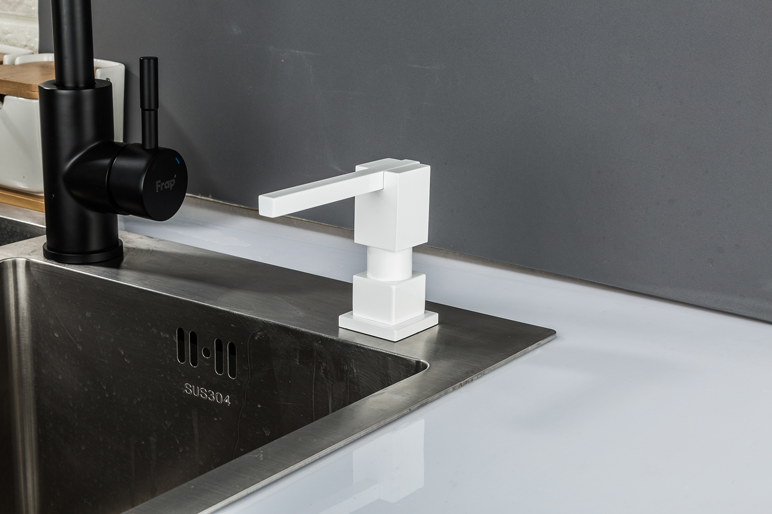 Дозатор для кухни встраиваемый белый-кварц GAPPO G404-8