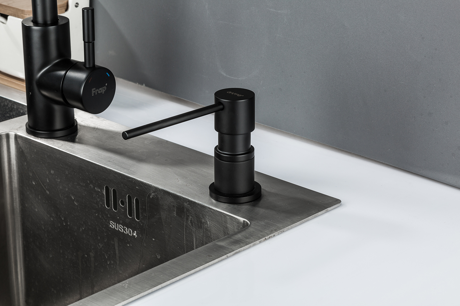 Дозатор для кухни встраиваемый черный GAPPO G402-1