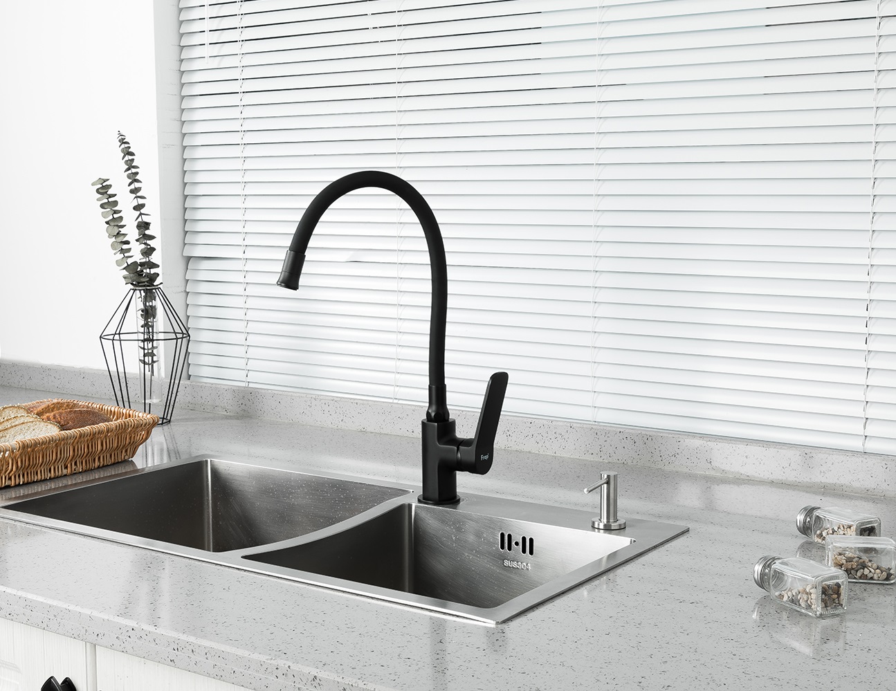 Смеситель для кухни чёрный FRAP F4462