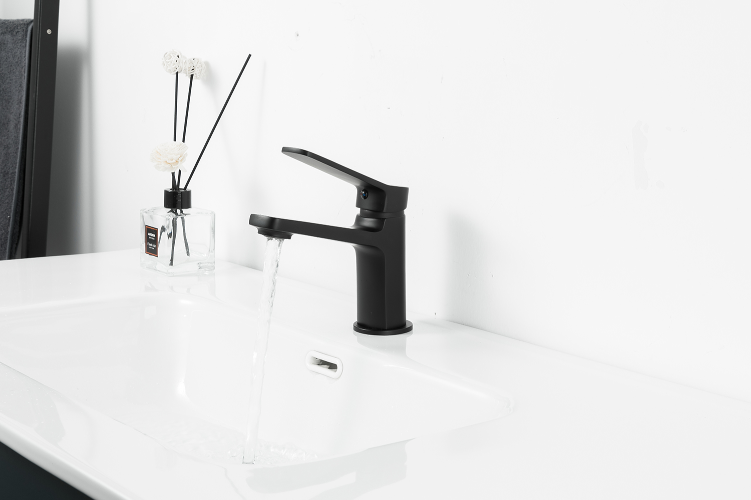 Смеситель для раковины чёрный FRAP F1062