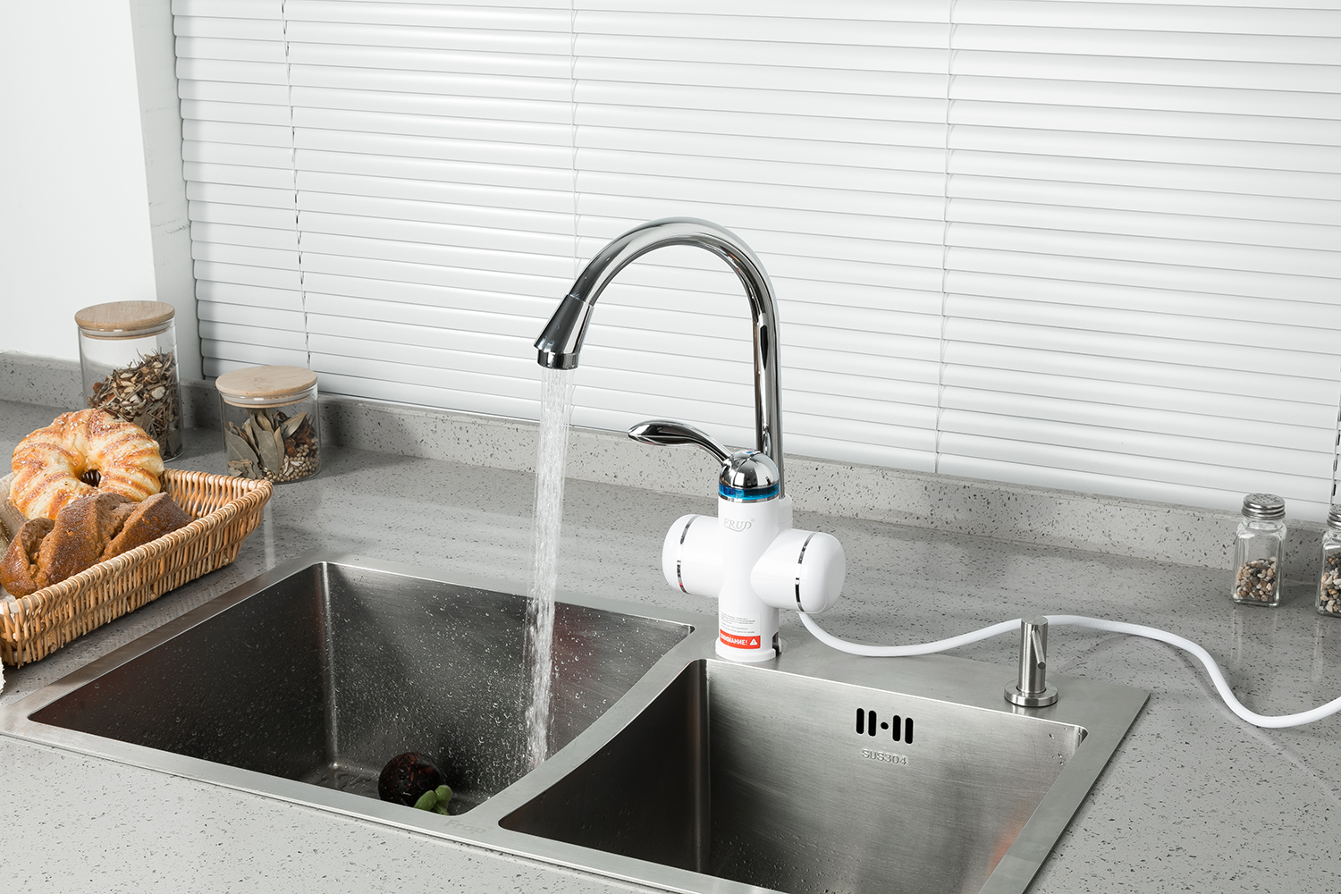 Смеситель-водонагреватель белый FRUD R81011