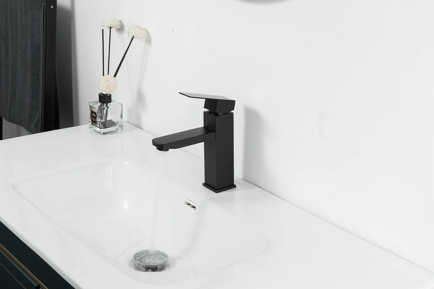 Смеситель для раковины чёрный FRAP F10802-6