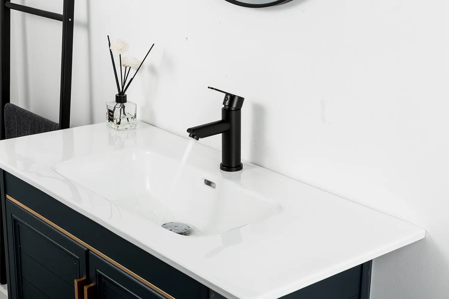 Смеситель для раковины чёрный FRAP F10801-6