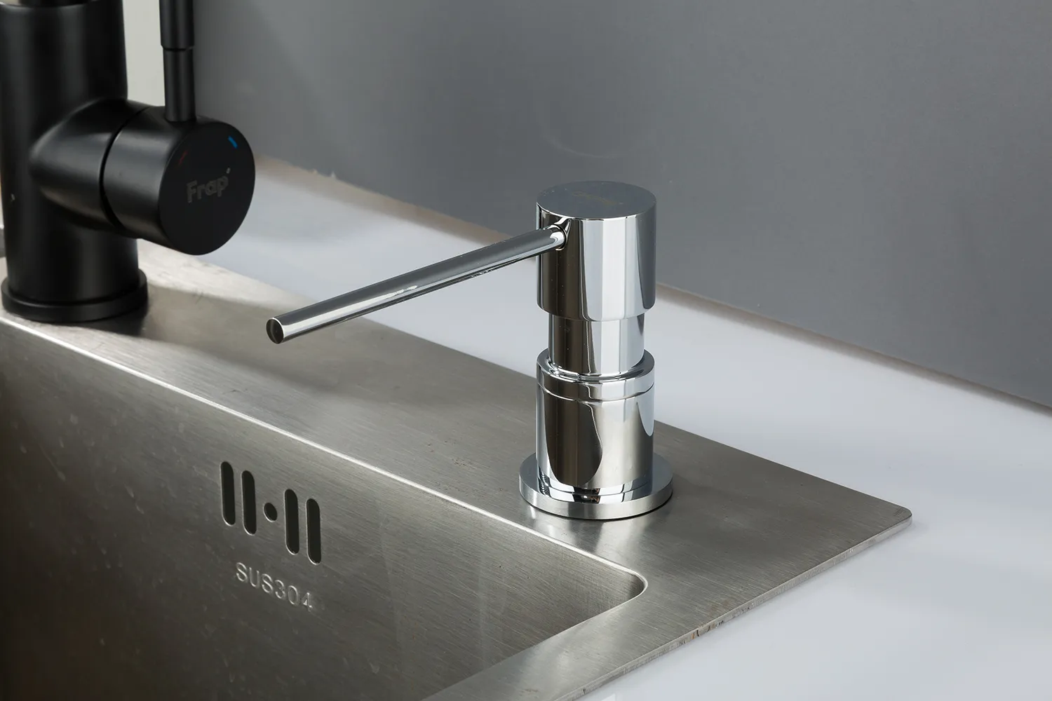 Дозатор встаиваемый для мойки хром GAPPO G402