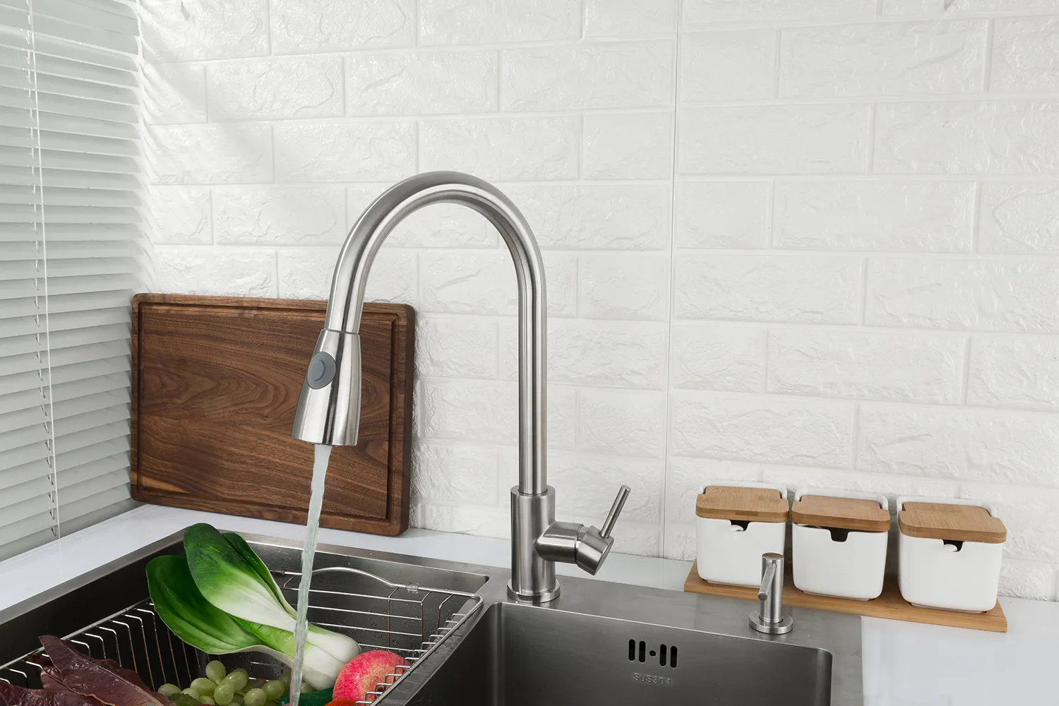 Смеситель для кухни с выдвижной лейкой FRAP F60899-1 