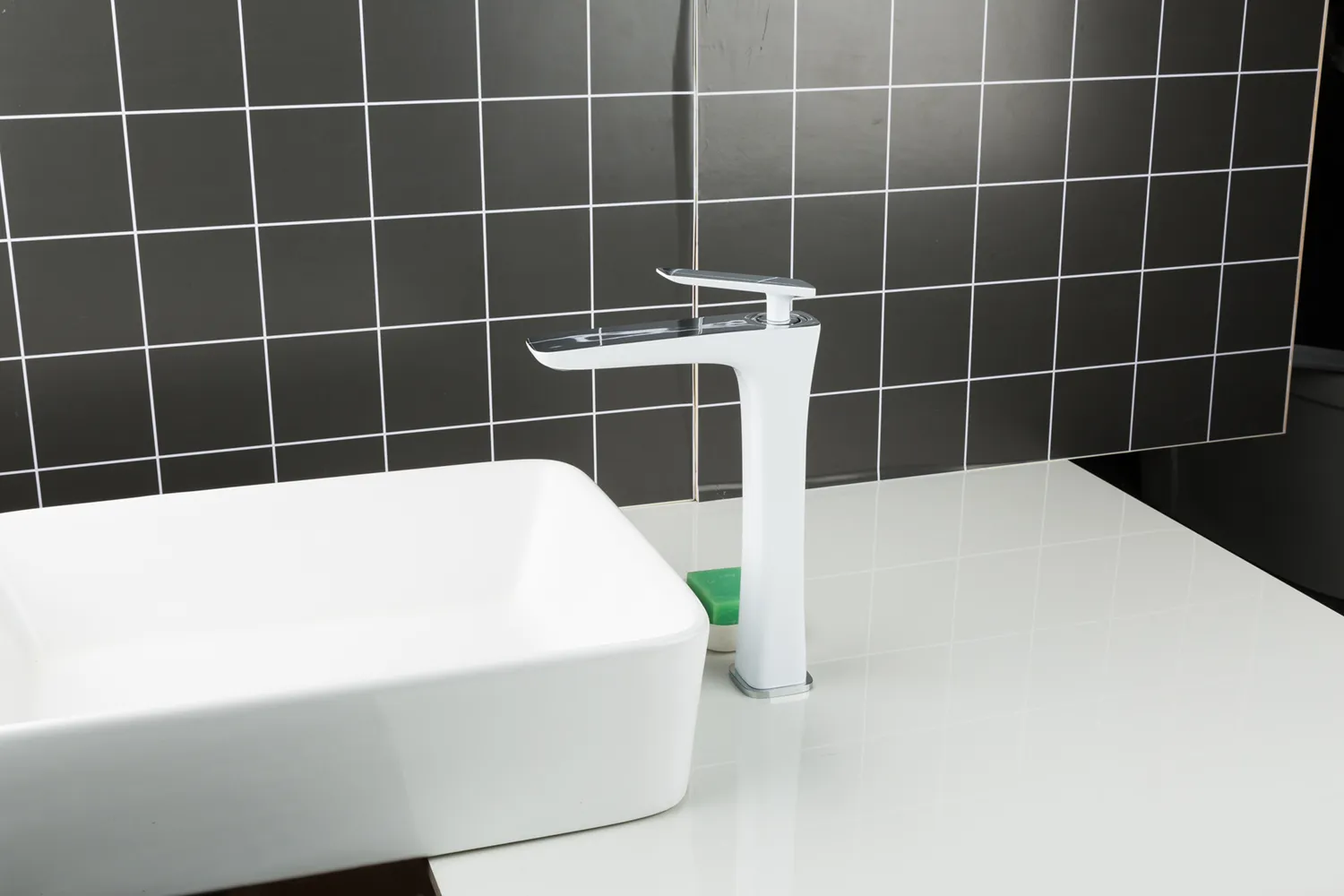 Смеситель FAOP д/раковины высокий Белый/хром A1003-2