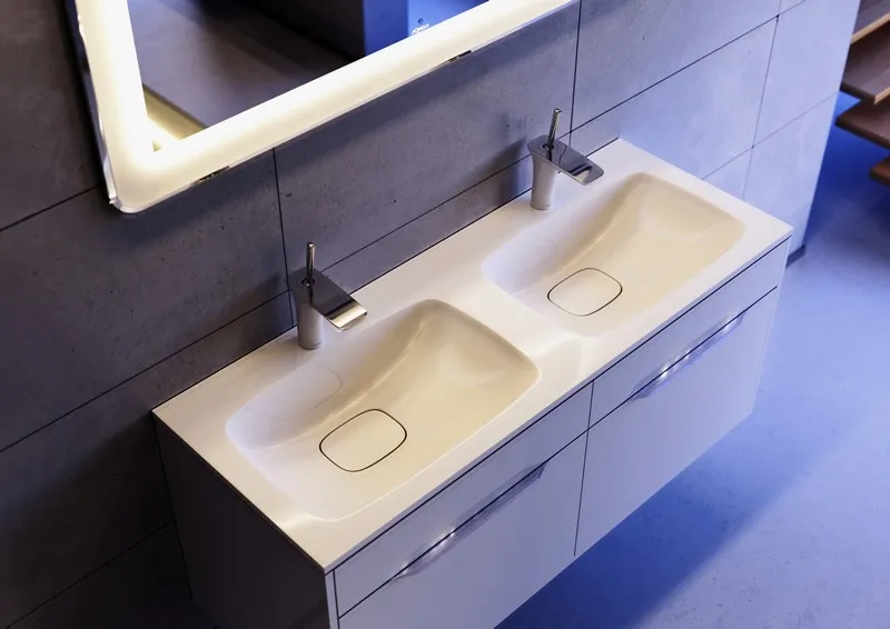 Подвесная тумба с двумя основными ящиками, двумя потайными ящиками, скрытыми за фасадами. Цвет белый гдянец. В комплекте умывальник с двумя чашами из литьевого мрамора