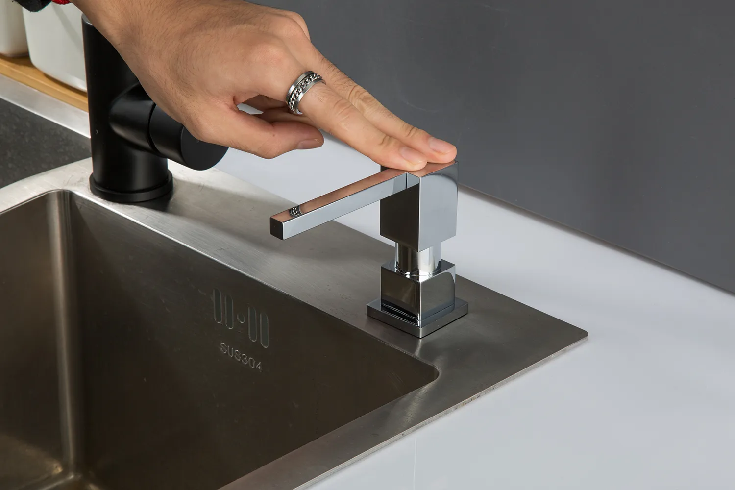 Дозатор встраиваемый для мойки хром GAPPO G404