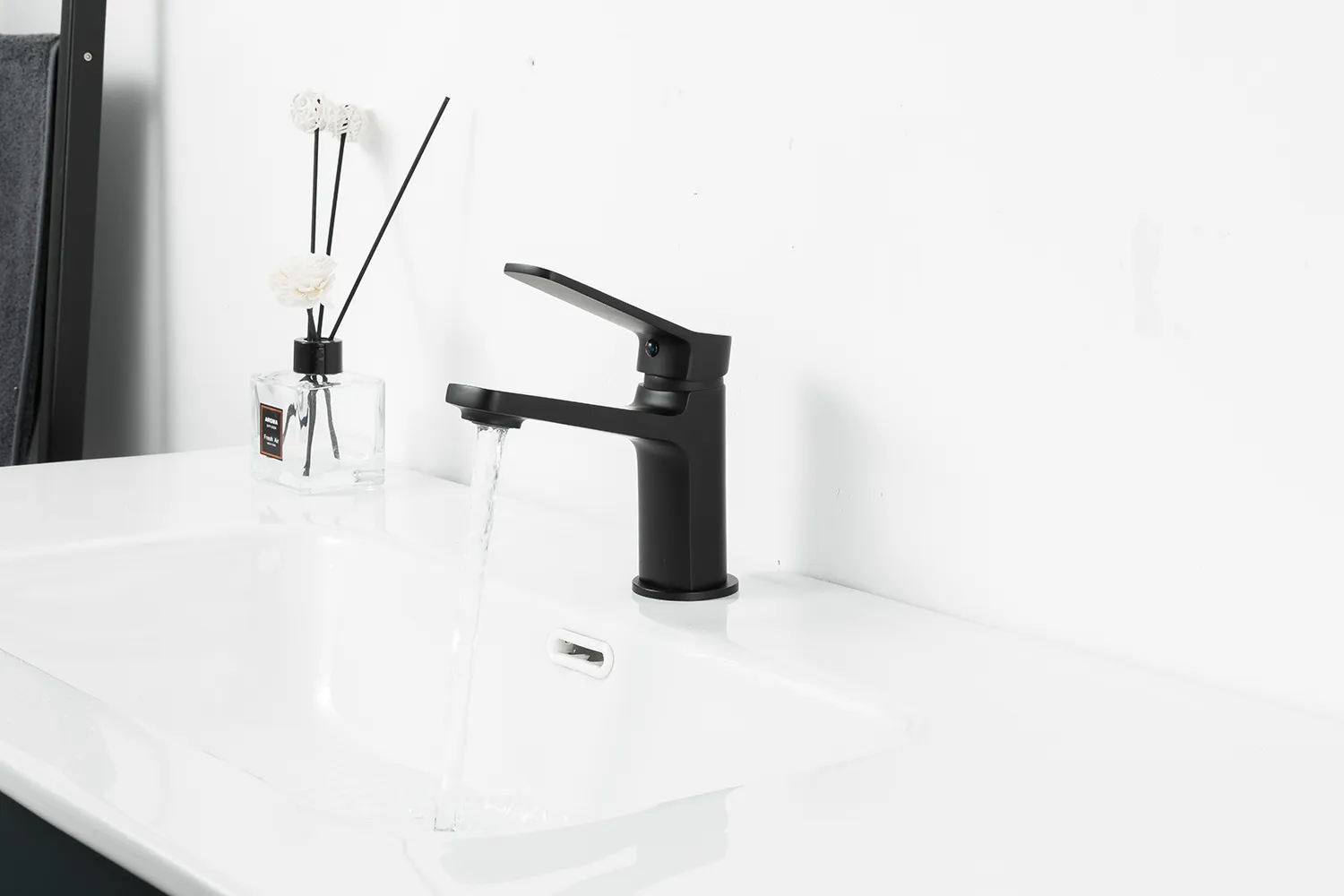 Смеситель для раковины чёрный FRAP F1062