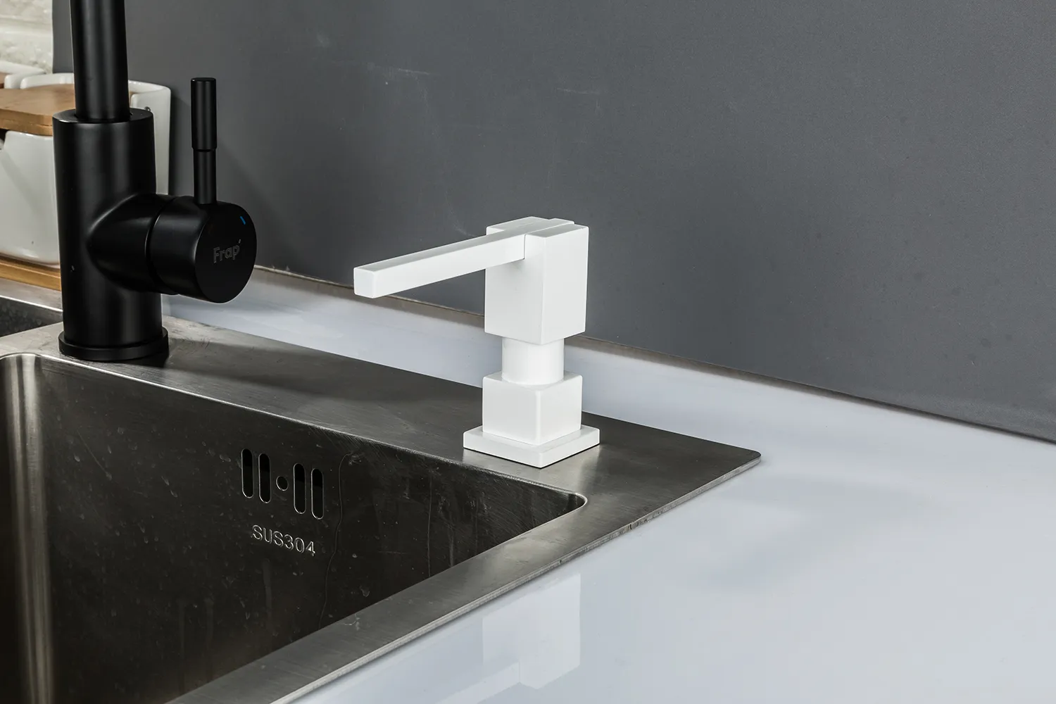 Дозатор для кухни встраиваемый белый-кварц GAPPO G404-8