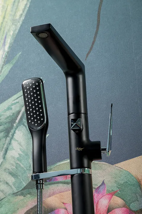 Смеситель врезной на борт ванны VENTURO черный + хром