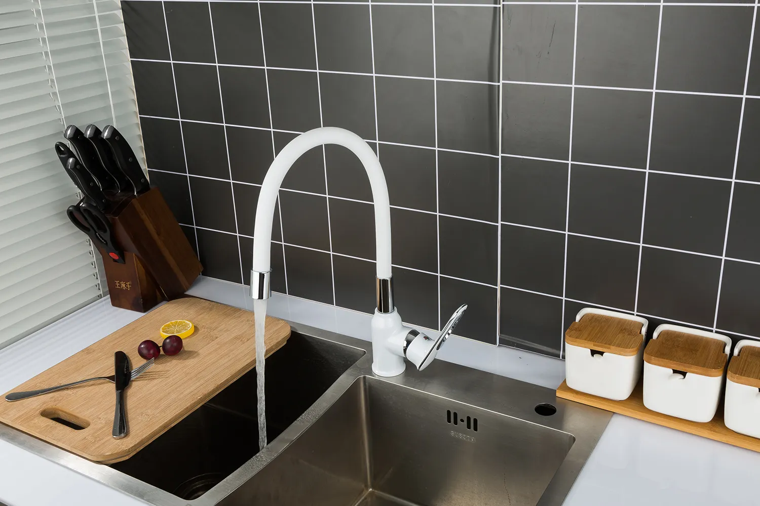 Смеситель для кухни гибкий излив белый/хром FRAP F4049