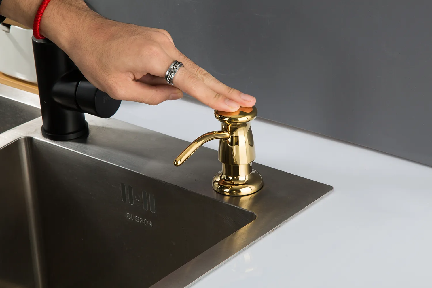 Дозатор для кухни встраиваемый золото GAPPO G403-6