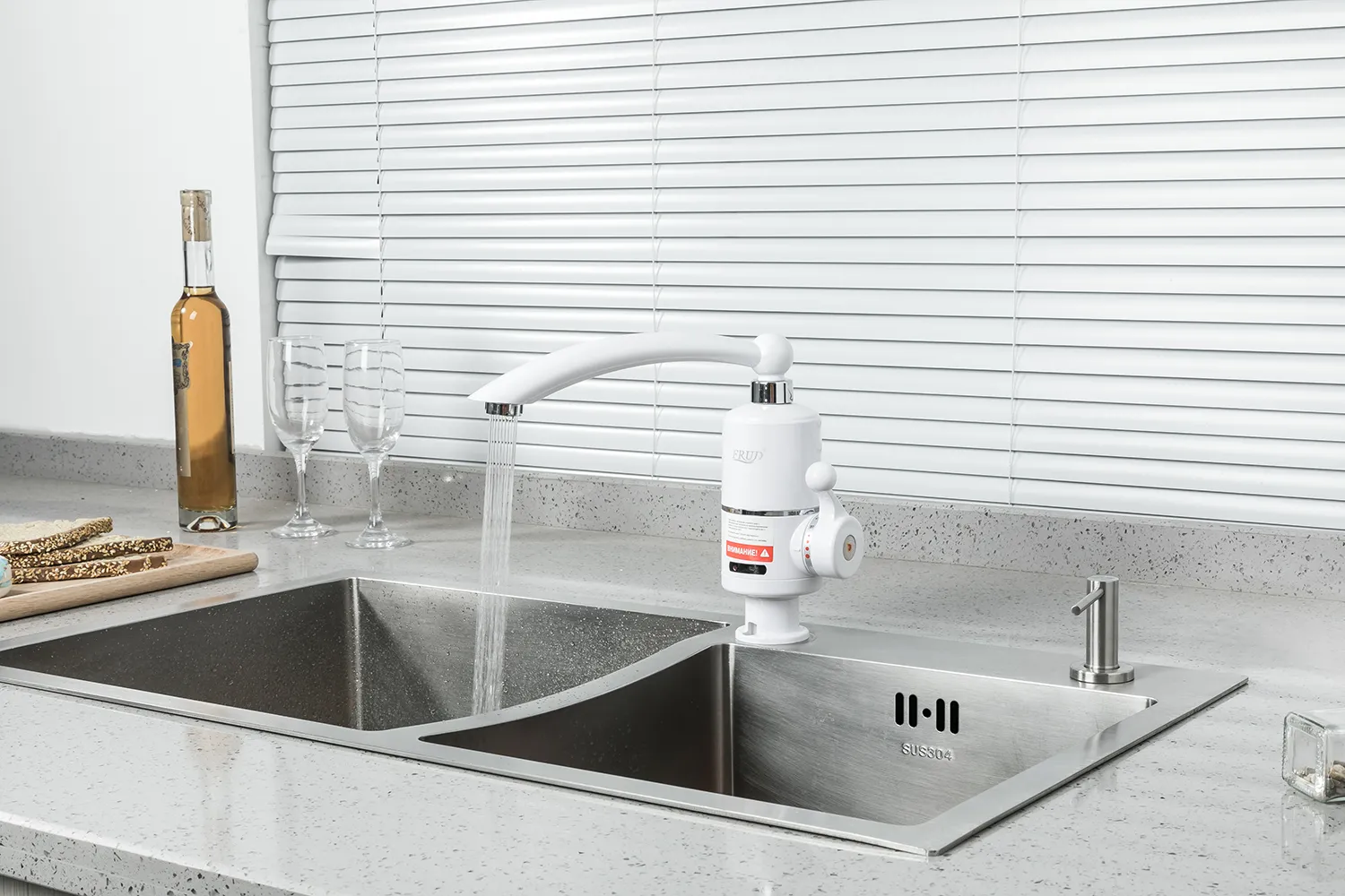 Смеситель-водонагреватель белый FRUD R81010