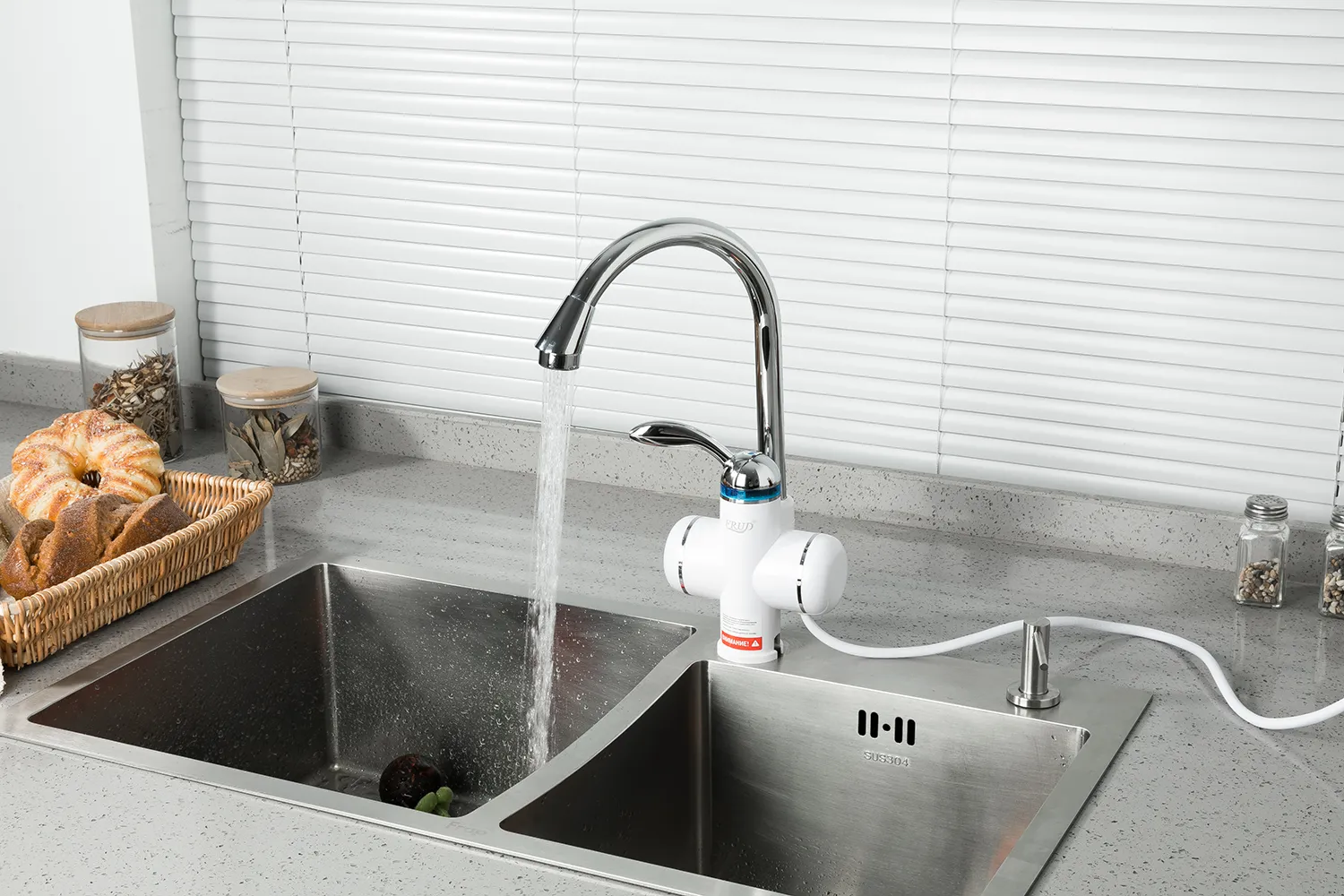 Смеситель-водонагреватель белый FRUD R81011